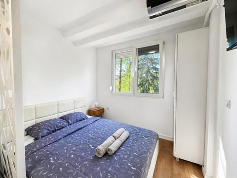 Bedroom, towels