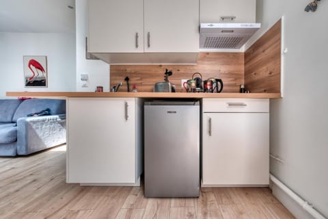 Kitchen or kitchenette, minibar, stove