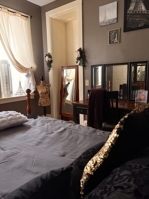 Bed, Decorative detail, Seating area, Bedroom, internet