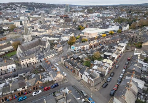 Property building, Day, Neighbourhood, Natural landscape, Bird's eye view, City view, Street view, Location, Parking