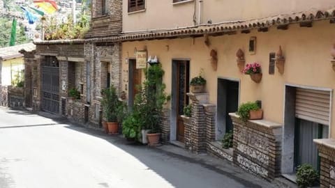 Property building, Day, Decorative detail, Street view