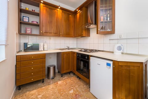 Coffee/tea facilities, Kitchen or kitchenette, Dining area, Garden view