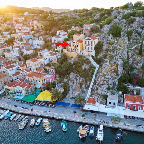Property building, Nearby landmark, Day, Neighbourhood, Natural landscape, Bird's eye view, City view, Sea view, Street view, Location