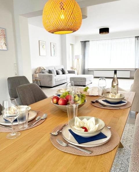 Food and drinks, Seating area, Dining area