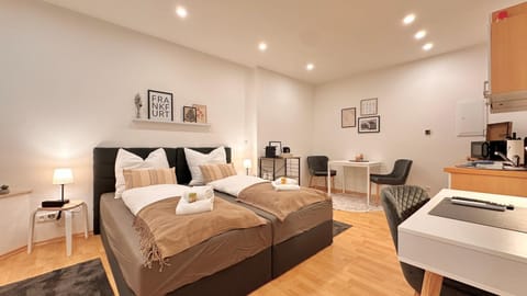 Bed, TV and multimedia, Kitchen or kitchenette, Photo of the whole room, Seating area