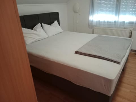 Bed, Photo of the whole room, Bedroom, internet