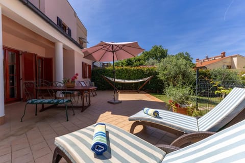 Property building, Patio, Balcony/Terrace, sunbed