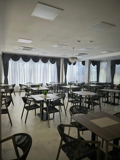 Restaurant/places to eat, Seating area