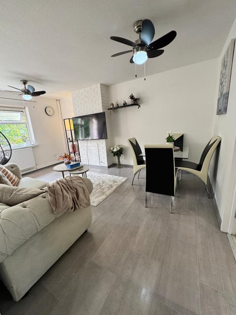 TV and multimedia, Living room, Seating area, Dining area