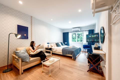 Bed, TV and multimedia, Living room, Photo of the whole room, Seating area, Bedroom, towels