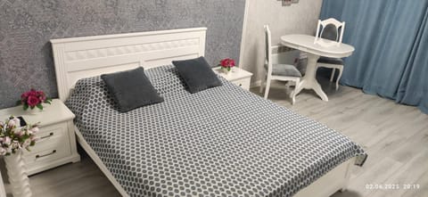 Bed, Photo of the whole room, Seating area, Bedroom