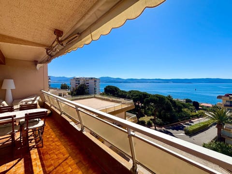 Patio, View (from property/room), Balcony/Terrace, Dining area, Beach, Sea view