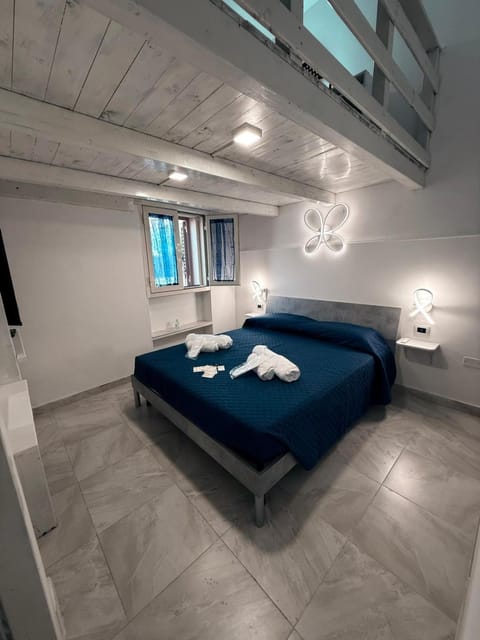 Bed, Bedroom, towels