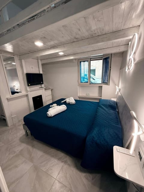 Bed, TV and multimedia, Photo of the whole room, towels