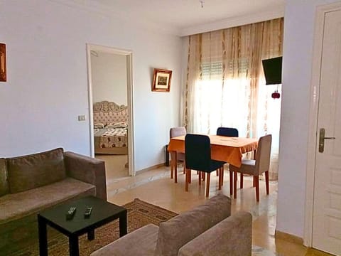 Staff, Spring, Day, TV and multimedia, Living room, Seating area, Dining area, Pets, Landmark view, Supermarket/grocery shop, Time of day, Location, Parking, ATM, heating, internet, VIP, air conditioner