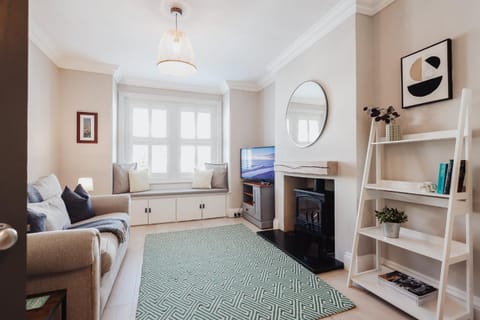 TV and multimedia, Living room, Seating area, fireplace