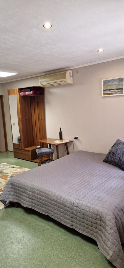 Bed, Seating area, air conditioner