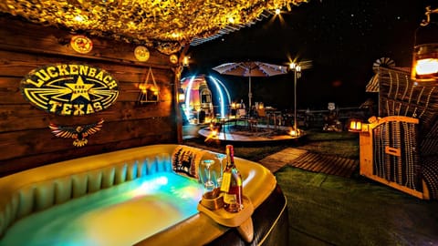 Night, Natural landscape, Summer, Hot Tub, Spa and wellness centre/facilities, Spa and wellness centre/facilities, Dining area, On site, sunbed
