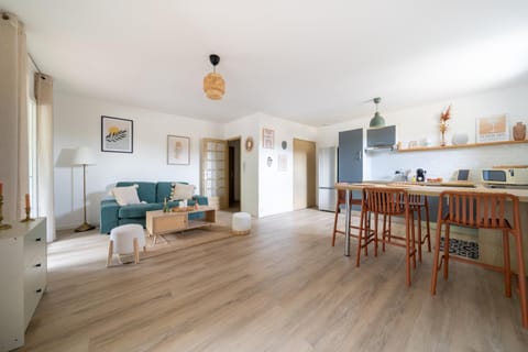 Kitchen or kitchenette, Seating area, Dining area