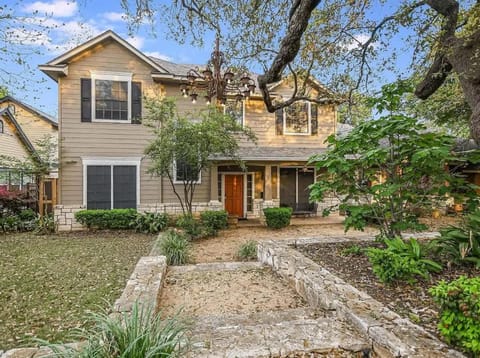 Walk to Zilker Barton Springs 5BR 3BA Villa Sleeps 14 House in Zilker