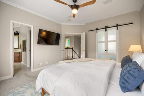 Walk to Zilker Barton Springs 5BR 3BA Villa Sleeps 14 House in Zilker