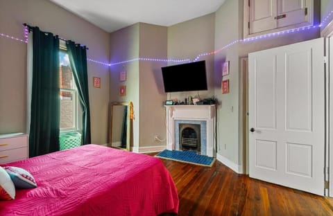 Downtown Home- Bright & Bold Stays near Ft Benning Apartment in Phenix City