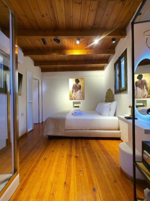 Shower, Bed, TV and multimedia, Decorative detail, Bedroom, hair dryier, safe, towels, wardrobe, air conditioner