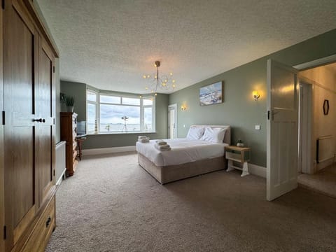 Bed, TV and multimedia, Bedroom, wardrobe