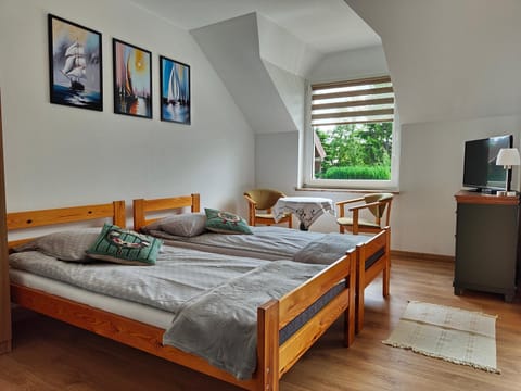 Bed, TV and multimedia, Photo of the whole room, Bedroom, towels