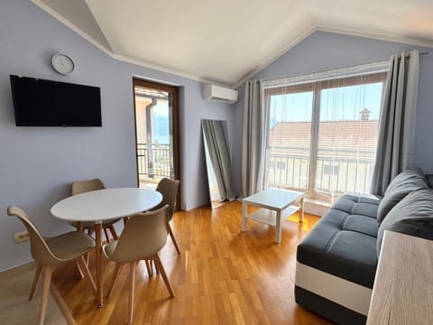 Communal lounge/ TV room, Seating area, Dining area