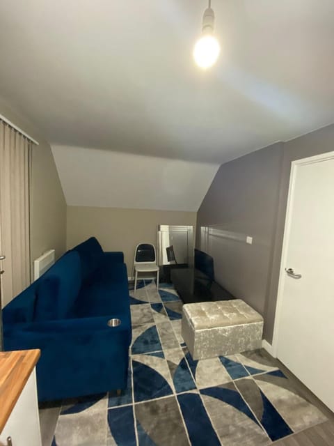 Private Double Bed with Super Fast WiFi Shared Bathroom & Lounge in a 2 Bedroom Apartment, Paid Parking On-Site Apartment in Coventry