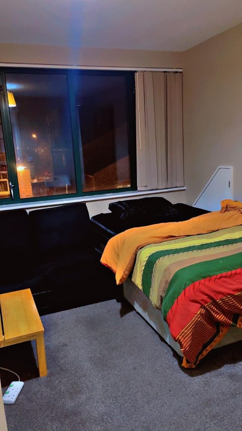 Private Double Bed with Super Fast WiFi Shared Bathroom & Lounge in a 2 Bedroom Apartment, Paid Parking On-Site Apartment in Coventry