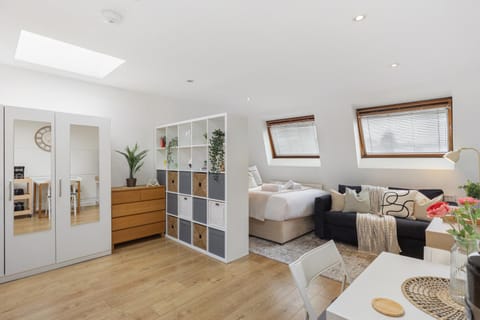 Bed, Photo of the whole room, Seating area