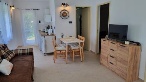 TV and multimedia, Kitchen or kitchenette, Living room, air conditioner