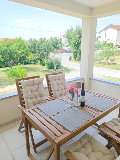 Day, Balcony/Terrace, Food and drinks, Seating area, Garden view