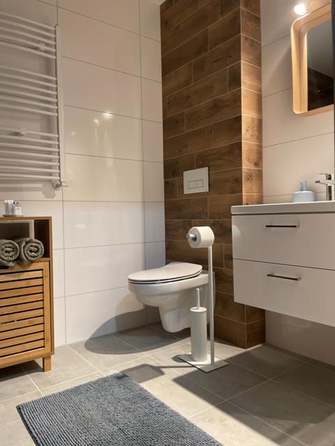 Toilet, Bathroom, towels