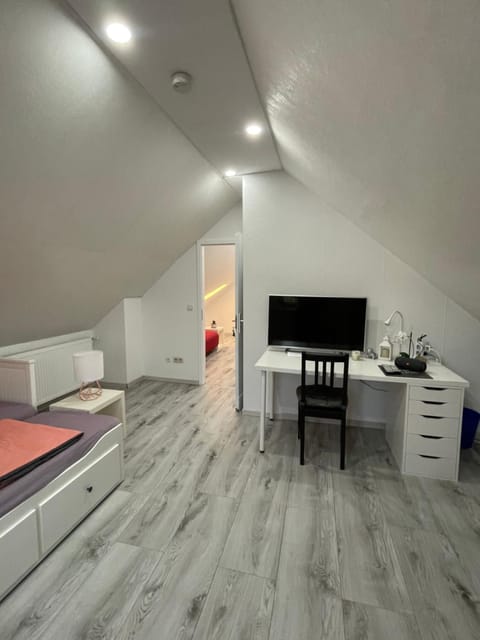 Bed, TV and multimedia, Bedroom