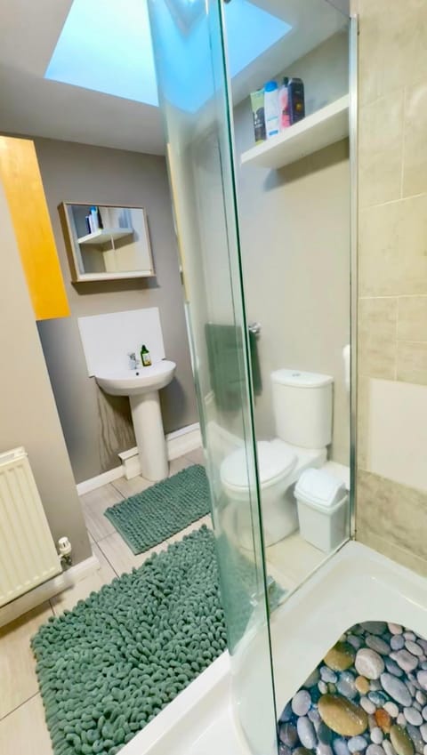 Emerald dream house House in Swindon