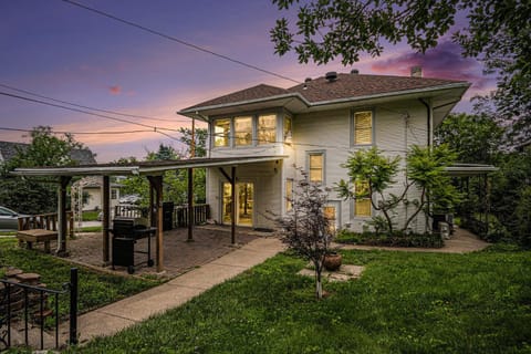 Cozy Boho Retreat Blocks from UNMC House in Omaha