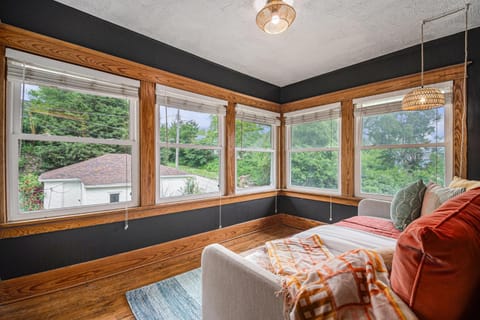 Cozy Boho Retreat Blocks from UNMC House in Omaha