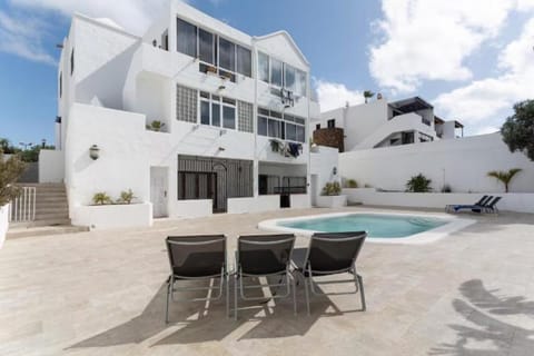 Property building, Swimming pool, sunbed