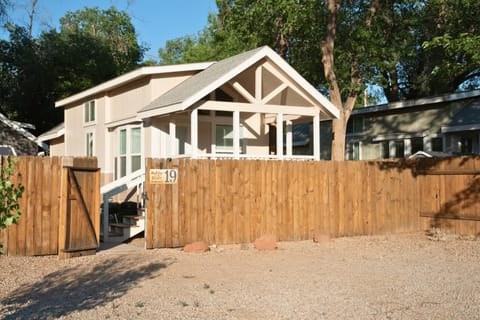 Property building, Street view, Parking, pet friendly