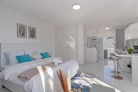 Stunning Ocean View Apt, Beach Walk & Promenade Access! Apartment in Sea Point