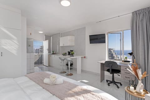 Stunning Ocean View Apt, Beach Walk & Promenade Access! Apartment in Sea Point