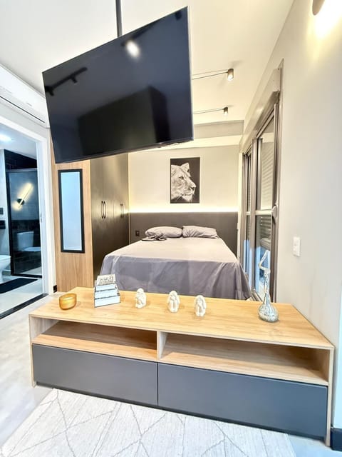 Bed, TV and multimedia, Bedroom