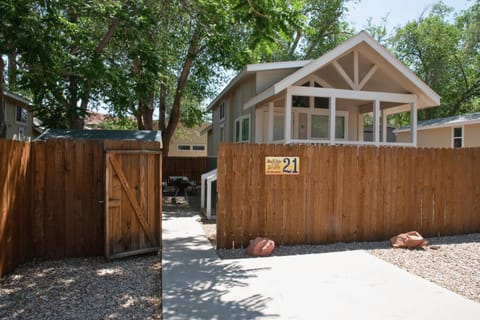 Property building, Street view, pet friendly