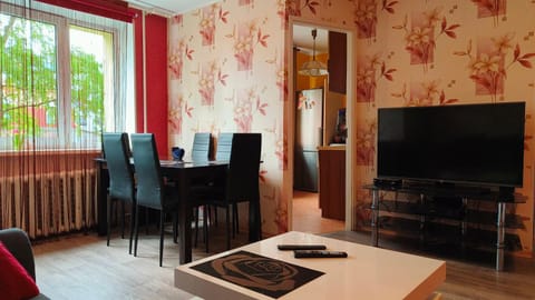 Communal lounge/ TV room, TV and multimedia, Living room, Seating area, Dining area, Evening entertainment