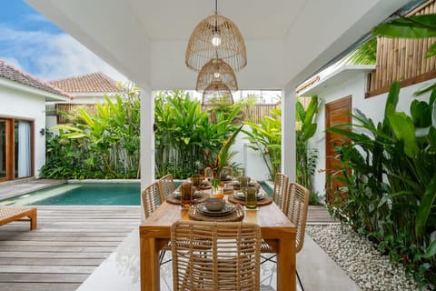Day, Dining area, Garden view, Pool view, Swimming pool, sunbed