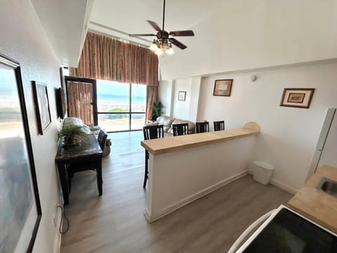 Kitchen or kitchenette, Living room, Other, Seating area, Dining area