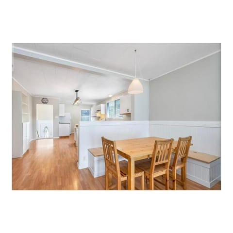 Youbou Lakefront Getaway Relax And Unwind House in Cowichan Valley